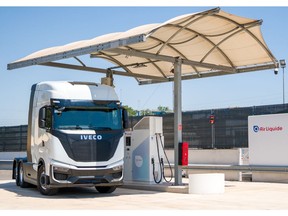 Air_Liquide_H2Station_with_IVECO_FCEV_Heavy_Duty_Truck