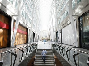 Un piéton descend les escaliers de Brookfield Place dans le quartier financier de Toronto.