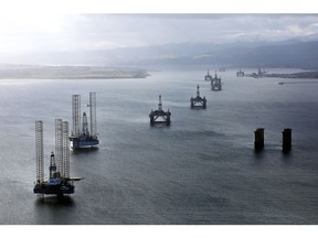 Des unités mobiles de forage en mer se tiennent dans le port de Cromarty Firth à Cromarty, au Royaume-Uni, le mercredi 22 mars 2017. Même si la production de pétrole a diminué en mer du Nord au cours des 15 dernières années, l'activité économique a été soutenue par les éoliennes offshore.
