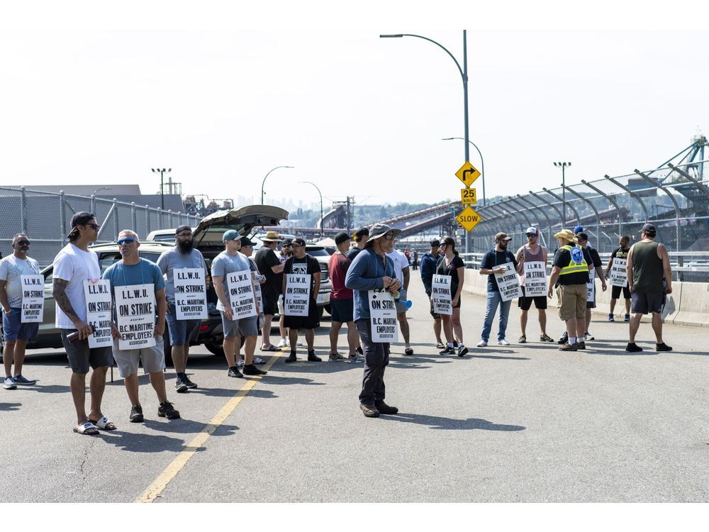 Canada Dockworkers Renew Strike Threat With Rejection of Contract