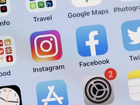 Aplicații Facebook și Instagram pe un iPhone.