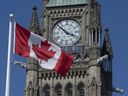 Le drapeau canadien flotte près de la Tour de la Paix sur la Colline du Parlement à Ottawa.