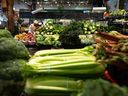 Une femme fait ses courses à Vancouver. Les dirigeants du secteur de l'alimentation se sont réunis à Ottawa lundi et ont accepté de travailler avec le gouvernement pour stabiliser l'inflation des denrées alimentaires.