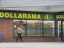 Une personne passe devant un magasin Dollarama Inc. à Mississauga, Ont.