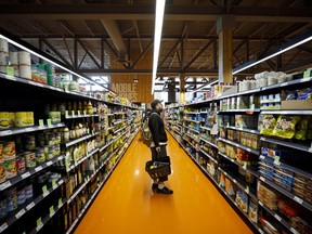 Une cliente parcourt les produits dans une épicerie de Loblaw Cos. Ltd. à Toronto.
