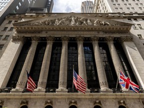 ニューヨーク証券取引所のファサードを飾る彫像（2022年9月13日火曜日、ニューヨークにて）。