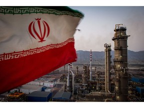 Un drapeau national iranien flotte à la raffinerie de condensats de gaz de la Persique Gulf Star Co. (PGSPC) à Bandar Abbas, en Iran, le mercredi 9 janvier 2019. La troisième phase de la raffinerie débutera ses opérations la semaine prochaine et ajoutera 12 à 15 millions de dollars. litres par jour de capacité de production d'essence à l'usine, a déclaré aux journalistes le vice-ministre du Pétrole, Alireza Sadeghabadi.