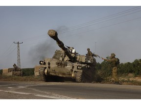 Les forces de sécurité israéliennes à bord d'un canon automoteur se dirigent vers la frontière avec Gaza, à l'extérieur de Sderot, en Israël, le dimanche 8 octobre 2023. Les combats se sont poursuivis dans le sud d'Israël pendant une deuxième journée alors que les forces de défense israéliennes cherchaient à reprendre le contrôle des zones infiltrées hier. par des militants de la bande de Gaza.  Photographe : Kobi Wolf/Bloomberg