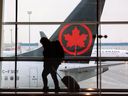 Air Canada mengatakan penjualan tiket di muka yang kuat menunjukkan meningkatnya permintaan untuk perjalanan internasional. Gavin Muda/Postmedia