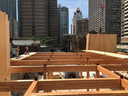 Auf dieser Baustelle in Toronto in der Yonge Street werden Säulen, Balken und Bodenplatten aus Massivholz verwendet.

 