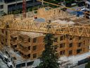 Un proyecto residencial de poca altura en construcción en Coquitlam, Columbia Británica