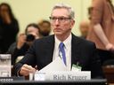 Kepala eksekutif Suncor Energy Inc. Rich Kruger menunggu untuk hadir di hadapan Komite Tetap Sumber Daya Alam House of Commons di Ottawa.