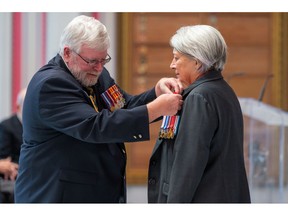 Her Excellency Mary Simon receives the ceremonial First Poppy of the National Poppy Campaign from Legion Dominion President Bruce Julian. Photo: Sgt Anis Assari, Rideau Hall © OSGG, 2023