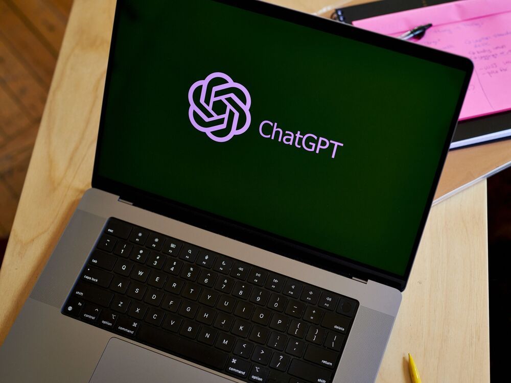 Dalam beberapa bulan setelah peluncuran ChatGPT, copywriter dan desainer grafis di platform freelancing online besar mengalami penurunan signifikan dalam jumlah pekerjaan yang mereka dapatkan.