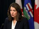 Perdana Menteri Alberta Danielle Smith menguraikan mosi Alberta Sovereignty Within A United Canada Act yang akan dia ajukan ke badan legislatif Alberta pada 27 November.