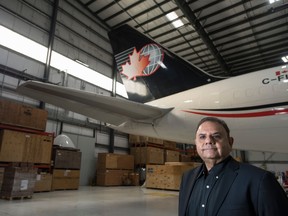 Le directeur général de Cargojet, Ajay Virmani, au hangar de l'entreprise à Hamilton, en Ontario.
