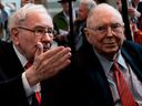 Warren Buffett, kiri, menyebut tangan kanannya Charlie Munger sebagai
