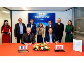 The signing ceremony took place in Paris with the participation of FPT Software CEO Pham Minh Tuan, FPT Software Senior Executive Vice President Dang Tran Phuong, AOSIS CEO Pascal Janot, and other senior leaders of the two firms.