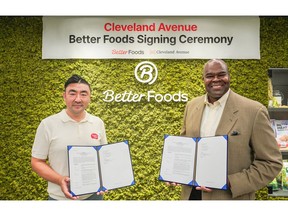 Better Foods and Shinsegae Food CEO Song Hyun-suk (left) and Cleveland Avenue Founder & CEO Don Thompson are taking photos after signing the investment agreement at the head office of Shinsegae Food in Seongsu-dong, Seoul.