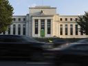 Lalu lintas melewati Gedung Dewan Federal Reserve Marriner S. Eccles di Washington, DC.