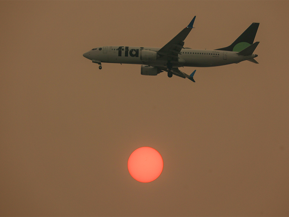 A Flair Airlines Boeing 737