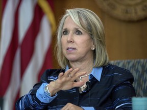 FILE - Gubernur New Mexico Michelle Lujan Grisham memberi isyarat saat konferensi pers virtual dari Capitol negara bagian di Santa Fe, NM, pada 23 Juli 2020. New Mexico yang dilanda kekeringan bekerja sama dengan Google untuk memburu pipa air bocor menggunakan satelit. Grisham telah berkampanye lebih dari empat tahun lalu tentang pembuatan rencana jangka panjang untuk memandu pengelolaan sumber daya yang terbatas. Pada hari Selasa, 30 Januari 2024, dia memperingatkan bahwa ketersediaan air di New Mexico kemungkinan akan berkurang 25% dalam lima dekade.