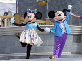 FILE - Minnie dan Mickey Mouse tampil untuk para tamu selama pertunjukan musik di Magic Kingdom di Walt Disney World, 14 Juli 2023, di Lake Buena Vista, Florida. Disney berharap keputusan baru-baru ini memperkuat kasus Amandemen Pertama jaksa Florida terhadap Gubernur. Ron DeSantis membantu gugatan kebebasan berpendapat terhadap gubernur Florida.