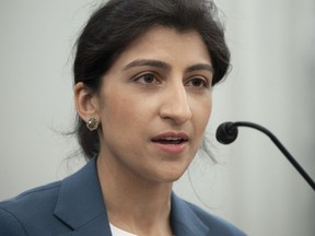 FILE - Lina Khan, calon Komisaris Komisi Perdagangan Federal (FTC), berbicara dalam sidang konfirmasi Komite Senat untuk Perdagangan, Sains, dan Transportasi, 21 April 2021 di Capitol Hill di Washington. Penegak antimonopoli AS meluncurkan penyelidikan tentang bagaimana perusahaan teknologi besar seperti Microsoft, Amazon, dan Google menguasai startup kecerdasan buatan, kata Khan pada Kamis, 25 Januari 2024.