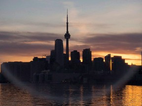 Les Canadiens endettés font face à l’obscurité avant l’aube