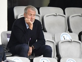 FILE - Pemilik klub sepak bola Chelsea Roman Abramovich menghadiri pertandingan sepak bola final Liga Champions Wanita UEFA melawan FC Barcelona di Gothenburg, Swedia, 16 Mei 2021. Anggota parlemen Inggris mengatakan dalam sebuah laporan pada hari Rabu. "tidak bisa dimengerti" mengapa dana dari penjualan klub sepak bola Chelsea tidak disalurkan untuk mendukung Ukraina, hampir dua tahun setelah mantan pemilik klub, miliarder Rusia Roman Abramovich, berjanji akan menggunakannya untuk membantu warga Ukraina.