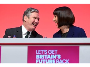 Keir Starmer dan Rachel Reeves menganggap Partai Buruh pro-bisnis dan bertanggung jawab secara fiskal untuk mencoba menumpulkan serangan Partai Konservatif menjelang pemilihan umum Inggris.