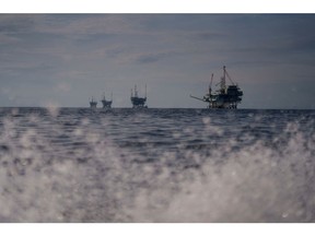 Platform C, B, A, dan Hillhouse, anjungan minyak dan gas lepas pantai yang dioperasikan oleh DCOR, LLC, di Lapangan Dos Cuadras lepas pantai Santa Barbara, California, AS, pada Senin, 15 Januari 2024. Hampir dua lusin minyak dan anjungan gas di lepas pantai selatan Kalifornia harus dihilangkan seluruhnya jika sudah berhenti berproduksi, menurut rencana Departemen Dalam Negeri yang akan mengakhiri warisan lebih dari setengah abad pengeboran lepas pantai di wilayah tersebut.