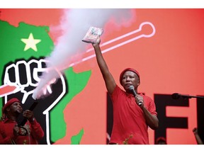 Julius Malema memegang salinan manifesto tersebut dalam sebuah acara di Durban, Afrika Selatan pada hari Sabtu.