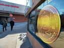 Μια πινακίδα διαφημίζει μια αυτοματοποιημένη ταμειακή μηχανή Bitcoin σε ένα κατάστημα στο Χάλιφαξ.