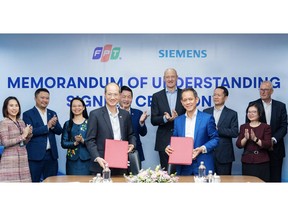 Nguyen The Phuong, Executive Vice President and Chief Finance Officer of FPT Corporation (L), Pham Thai Lai, President & CEO of Siemens ASEAN & Vietnam (R), and both parties' representatives.