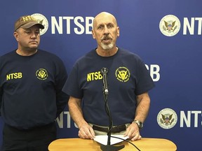 Dalam gambar yang diambil dari video Dewan Keselamatan Transportasi Nasional, Michael Graham dari NTSB, yang sedang menyelidiki kecelakaan helikopter mematikan yang terjadi di Gurun Mojave Kalifornia Selatan berbicara kepada media di Barstow, California, Sabtu, 10 Februari 2024. CEO salah satu bank terbesar di Nigeria bersama istri dan putranya termasuk di antara mereka yang tewas dalam kecelakaan hari Jumat itu. (Dewan Keselamatan Transportasi Nasional melalui AP)