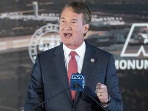 FILE - Gubernur Virginia Glenn Youngkin berbicara untuk mengumumkan rencana stadion olahraga baru untuk tim bola basket Washington Wizards NBA dan tim hoki NHL Washington Capitals, di sebuah acara, Rabu, 13 Desember 2023, di Alexandria, Virginia. Legislator Virginia mengatakan undang-undang yang diusulkan untuk membantu membuka jalan bagi Washington Wizards dari NBA dan Washington Capitals dari NHL untuk pindah ke Virginia utara sudah mati. Senator L. Louise Lucas memegang pengaruh besar di Majelis Umum sebagai ketua Komite Keuangan & Alokasi Senat. Dia mengatakan kepada wartawan Senin pagi, 12 Februari 2024, bahwa Gubernur Partai Republik Glenn Youngkin telah melakukan serangkaian kesalahan dalam mencoba memajukan kesepakatan melalui Majelis Umum yang sekarang berada dalam kendali penuh Partai Demokrat setelah pemilu November.