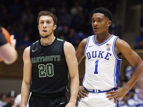 FILE -Romeo Myrthil (20) dari Dartmouth berdiri di samping Caleb Foster (1) dari Duke selama paruh kedua pertandingan bola basket perguruan tinggi NCAA di Durham, NC, Senin, 6 November 2023. Romeo Myrthil dan Cade Haskins, dua pemain Dartmouth bekerja untuk menyatukan tim bola basket mereka mengatakan atlet lain -- baik di kampus maupun dari sekolah Ivy League lainnya -- telah menghubungi untuk melihat apakah mereka dapat bergabung dalam upaya tersebut, Sabtu, 10 Februari 2024.