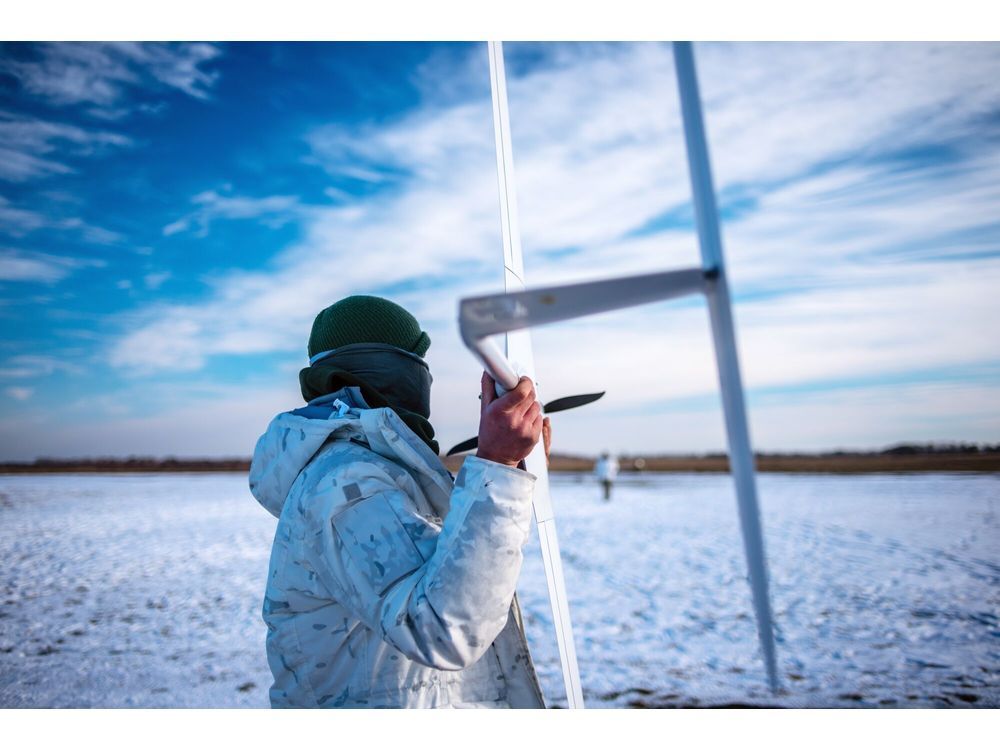 Seorang instruktur bersiap meluncurkan Punisher Drone yang diproduksi oleh UA Dynamics, yang memberikan pelatihan gratis bagi operator dan cangkang gratis kepada klien, selama uji terbang di pinggiran Kyiv, Ukraina, pada 9 Februari 2023. Jaringan donor yang luas di Ukraina telah berkembang selama satu tahun perang untuk memasok tentara dengan segala sesuatu mulai dari sepatu bot hingga tank tempur. Dalam beberapa hal, dukungan tersebut sama pentingnya bagi kelangsungan hidup Ukraina melawan pasukan invasi Rusia seperti halnya bantuan dari AS dan Eropa.  Fotografer: Julia Kochetova/Bloomberg