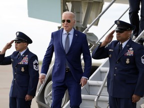 Presiden Joe Biden tiba dengan Air Force One Rabu 20 Maret 2024, di Bandara Internasional Dallas-Fort Worth, di Dallas.