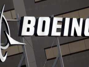 FILE - Logo Boeing terlihat, 25 Januari 2011, di properti di El Segundo, California. Sebuah Boeing 737-800 ditemukan memiliki panel yang hilang setelah penerbangan United Airlines tiba di tujuannya di Oregon selatan pada hari Jumat, 15 Maret 2024, kata pejabat bandara.