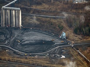 Gerbong kereta api memuat batu bara di tambang batu bara pembuatan baja Teck Resources Elkview Operations di Elk Valley dekat Sparwood, British Columbia.