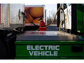 A driver prepares a Daimler Freightliner eCascadia all-electric semitruck ahead of a delivery in Lansing, Michigan, US. Photographer: Emily Elconin/Bloomberg
