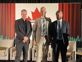 Menteri Keterjangkauan dan Utilitas Alberta Nathan Neudorf bergabung dengan CEO Pengurangan Emisi Alberta Justin Riemer dan Wakil Presiden Pengembangan Bisnis Global X-energy Ben Reinke untuk pengumuman di Small Modular Reactors Canada Summit.