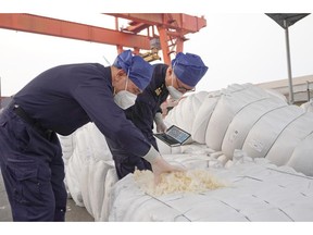 Guigang Customs staff are inspecting the goods.