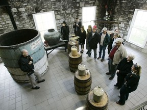 FILE - Dalam foto yang diambil pada tanggal 8 April 2009, pemandu Dave Salyers menjelaskan proses pembuatan bourbon kepada kelompok yang mengunjungi penyulingan Woodford Reserve di Versailles, Ky. Penyulingan Kentucky telah diperintahkan untuk melakukan tawar-menawar dengan serikat pekerja Teamsters setempat setelah buruh federal hakim hukum memutuskan bahwa produsen bourbon terkemuka merusak upaya pekerjanya untuk berserikat.