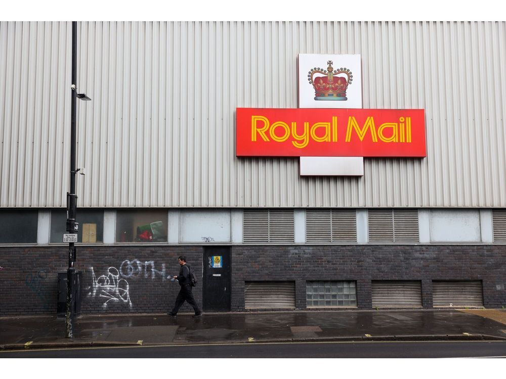 Kretinsky Says Royal Mail Needs Funds to Avoid ‘Deadly Spiral’