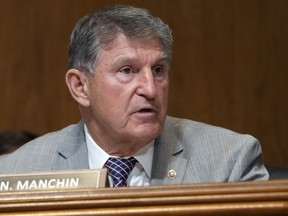 Senator Joe Manchin, IW.Va., mendengarkan Menteri Keuangan Janet Yellen menjawab pertanyaan Senator John Kennedy, R-La., pada sidang Subkomite Alokasi Senat untuk Jasa Keuangan dan Pemerintahan Umum, Selasa, 4 Juni 2024 , di Capitol Hill di Washington.