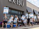 Anggota OPSEU Lokal 165 bekerja di gerai LCBO di Brantford dan piket area di luar lokasi Lydnen Park Mall pada Senin 8 Juli 2024 di Brantford, Ontario.