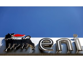 Logo ENI SpA terpampang di pompa bensin perusahaan di Roma, Italia, pada hari Jumat, 24 April 2020. Eni melaporkan penurunan laba kuartal pertama sebesar 94% dan memangkas perkiraan produksi untuk tahun ini karena permintaan terpuruk akibat pandemi virus corona. .